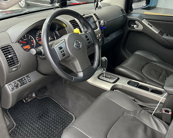 Серый Ниссан Патфайндер, объемом двигателя 2.49 л и пробегом 364 тыс. км за 10000 $, фото 24 на Automoto.ua