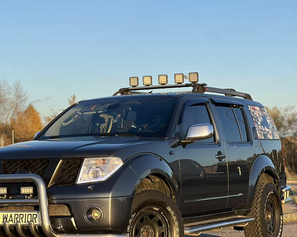 Серый Ниссан Патфайндер, объемом двигателя 2.5 л и пробегом 364 тыс. км за 12000 $, фото 15 на Automoto.ua