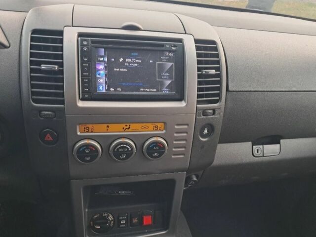 Серый Ниссан Патфайндер, объемом двигателя 2.5 л и пробегом 247 тыс. км за 3100 $, фото 5 на Automoto.ua