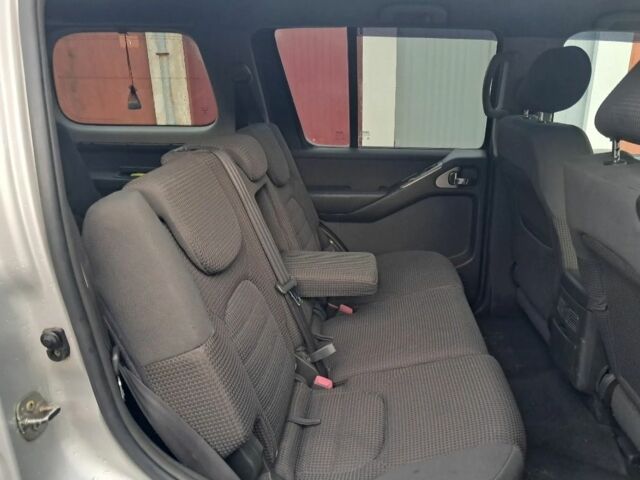 Серый Ниссан Патфайндер, объемом двигателя 2.5 л и пробегом 247 тыс. км за 3100 $, фото 7 на Automoto.ua