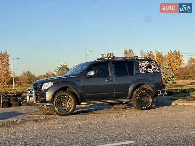 Серый Ниссан Патфайндер, объемом двигателя 2.5 л и пробегом 364 тыс. км за 12000 $, фото 14 на Automoto.ua