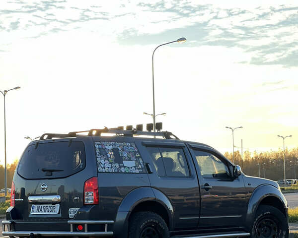 Серый Ниссан Патфайндер, объемом двигателя 2.49 л и пробегом 364 тыс. км за 10000 $, фото 4 на Automoto.ua