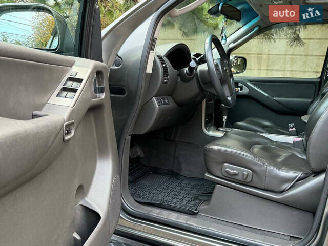 Серый Ниссан Патфайндер, объемом двигателя 4 л и пробегом 155 тыс. км за 12700 $, фото 30 на Automoto.ua