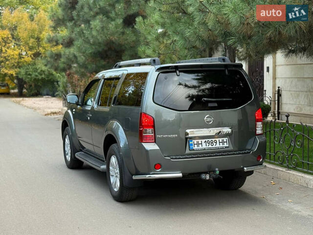 Серый Ниссан Патфайндер, объемом двигателя 4 л и пробегом 155 тыс. км за 12700 $, фото 23 на Automoto.ua