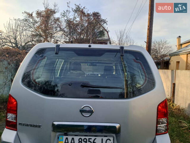 Сірий Ніссан Патфайндер, об'ємом двигуна 2.5 л та пробігом 83 тис. км за 13100 $, фото 5 на Automoto.ua