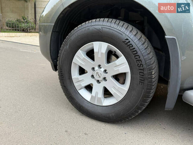 Серый Ниссан Патфайндер, объемом двигателя 4 л и пробегом 155 тыс. км за 12700 $, фото 60 на Automoto.ua