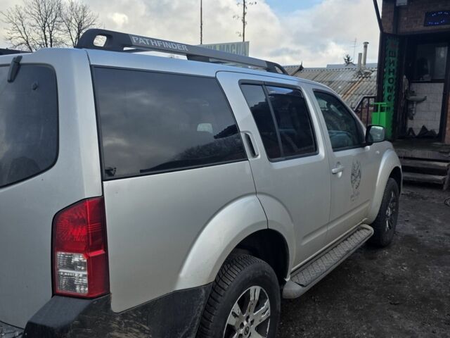 Серый Ниссан Патфайндер, объемом двигателя 2.5 л и пробегом 300 тыс. км за 6388 $, фото 4 на Automoto.ua