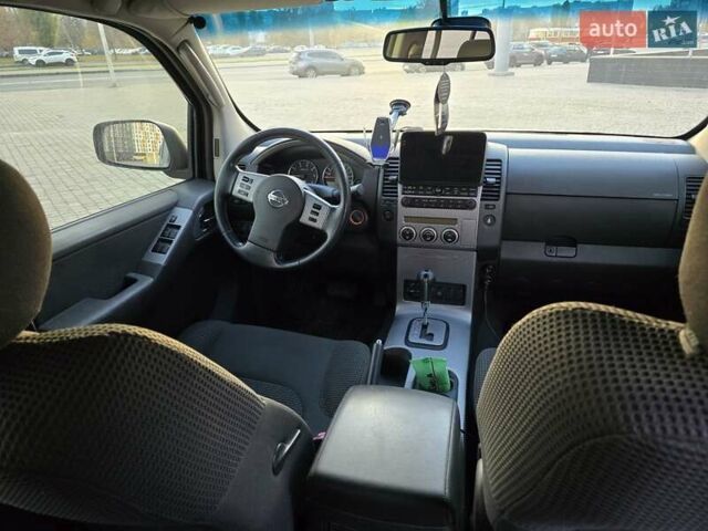 Серый Ниссан Патфайндер, объемом двигателя 2.49 л и пробегом 367 тыс. км за 12000 $, фото 3 на Automoto.ua