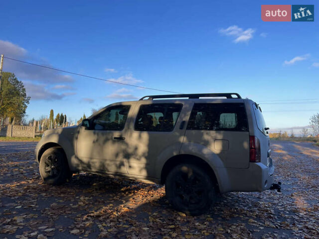 Серый Ниссан Патфайндер, объемом двигателя 2.5 л и пробегом 309 тыс. км за 6999 $, фото 4 на Automoto.ua