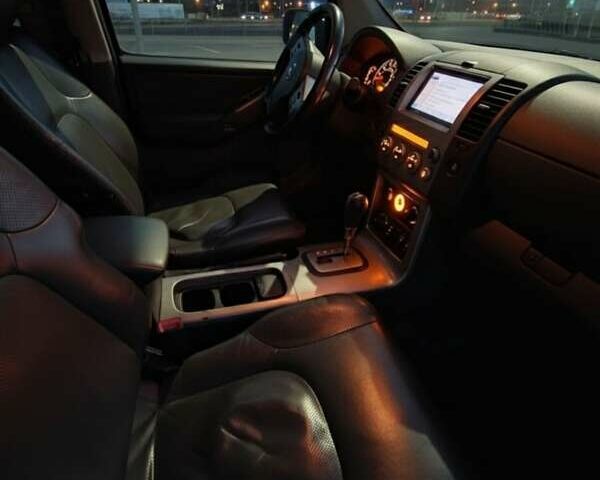 Серый Ниссан Патфайндер, объемом двигателя 2.49 л и пробегом 250 тыс. км за 9200 $, фото 6 на Automoto.ua