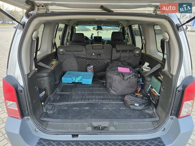 Серый Ниссан Патфайндер, объемом двигателя 2.49 л и пробегом 367 тыс. км за 12000 $, фото 9 на Automoto.ua