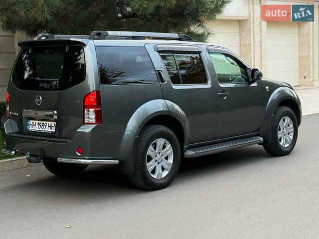 Серый Ниссан Патфайндер, объемом двигателя 4 л и пробегом 155 тыс. км за 12700 $, фото 6 на Automoto.ua