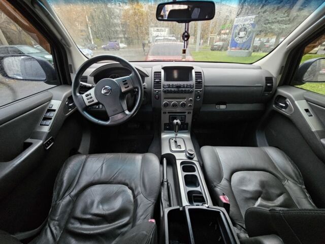 Серый Ниссан Патфайндер, объемом двигателя 2.5 л и пробегом 227 тыс. км за 8999 $, фото 5 на Automoto.ua