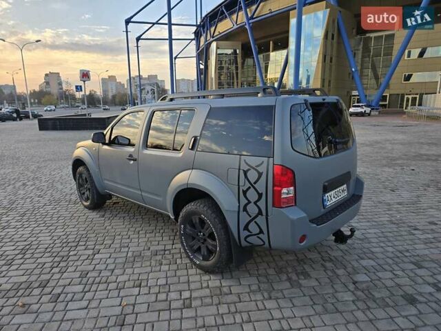 Серый Ниссан Патфайндер, объемом двигателя 2.49 л и пробегом 367 тыс. км за 12000 $, фото 14 на Automoto.ua