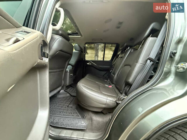 Серый Ниссан Патфайндер, объемом двигателя 4 л и пробегом 155 тыс. км за 12700 $, фото 47 на Automoto.ua