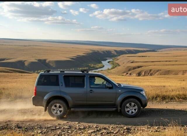 Серый Ниссан Патфайндер, объемом двигателя 2.49 л и пробегом 250 тыс. км за 9200 $, фото 1 на Automoto.ua