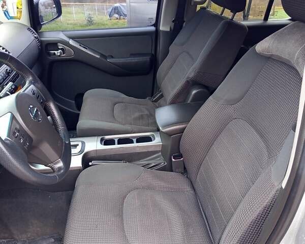 Сірий Ніссан Патфайндер, об'ємом двигуна 2.5 л та пробігом 255 тис. км за 10000 $, фото 7 на Automoto.ua