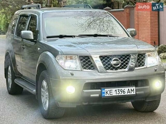 Сірий Ніссан Патфайндер, об'ємом двигуна 4 л та пробігом 245 тис. км за 8250 $, фото 19 на Automoto.ua