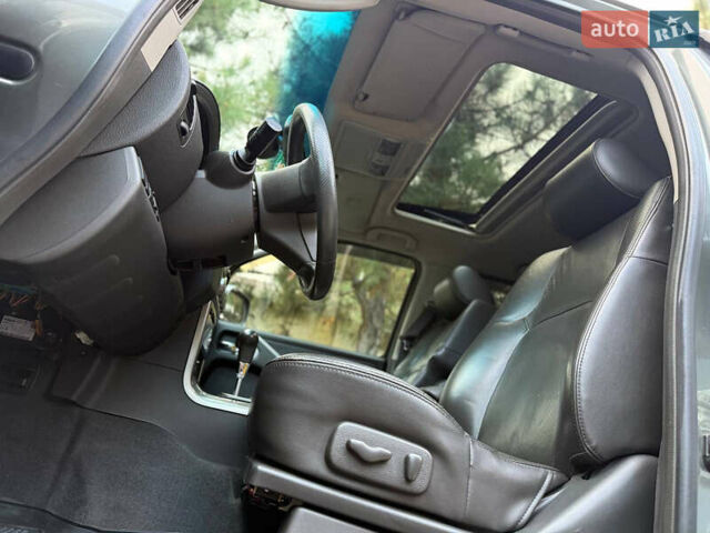 Серый Ниссан Патфайндер, объемом двигателя 4 л и пробегом 155 тыс. км за 12700 $, фото 43 на Automoto.ua