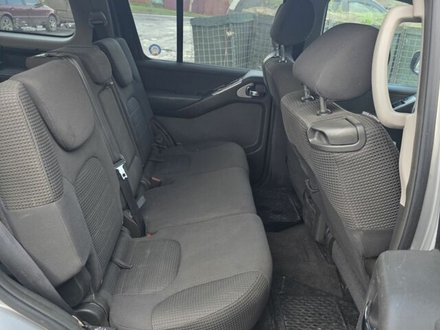 Серый Ниссан Патфайндер, объемом двигателя 2.5 л и пробегом 300 тыс. км за 6388 $, фото 5 на Automoto.ua