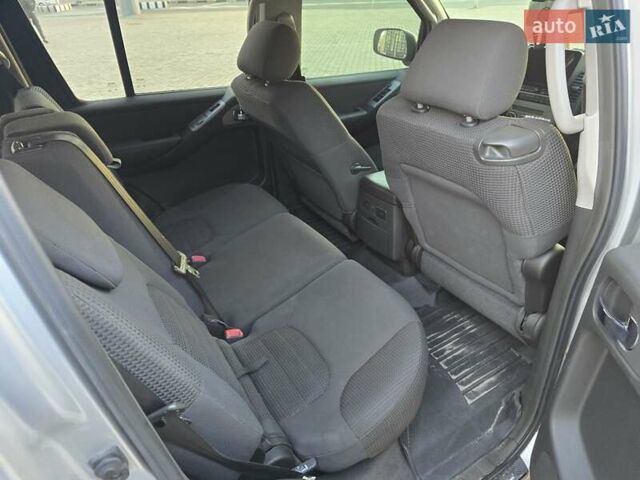 Серый Ниссан Патфайндер, объемом двигателя 2.49 л и пробегом 367 тыс. км за 12000 $, фото 11 на Automoto.ua