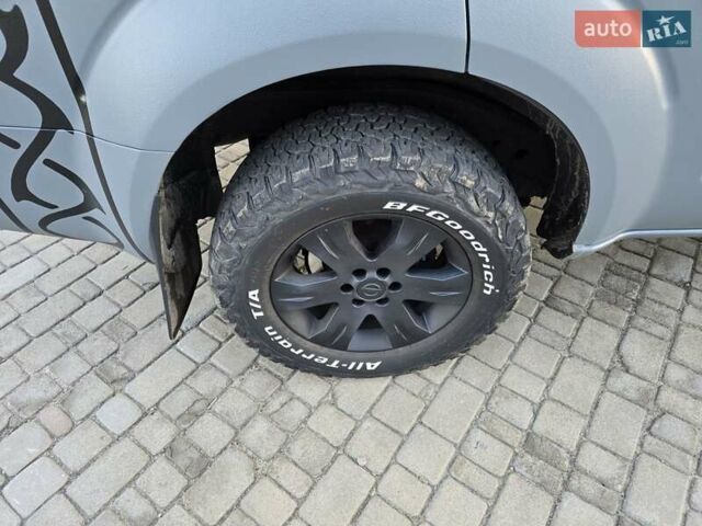 Серый Ниссан Патфайндер, объемом двигателя 2.49 л и пробегом 367 тыс. км за 12000 $, фото 12 на Automoto.ua