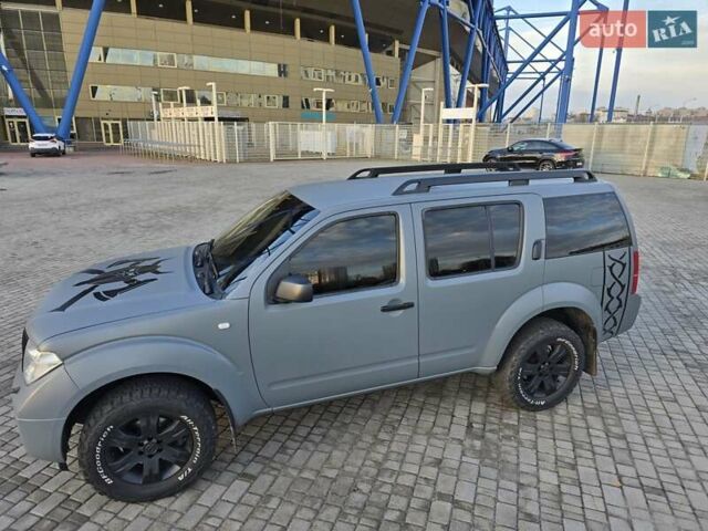 Серый Ниссан Патфайндер, объемом двигателя 2.49 л и пробегом 367 тыс. км за 12000 $, фото 15 на Automoto.ua