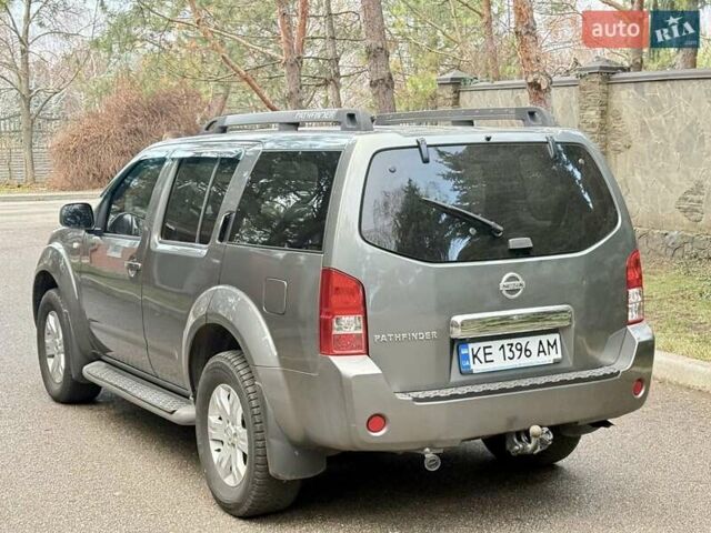 Сірий Ніссан Патфайндер, об'ємом двигуна 4 л та пробігом 245 тис. км за 8250 $, фото 8 на Automoto.ua