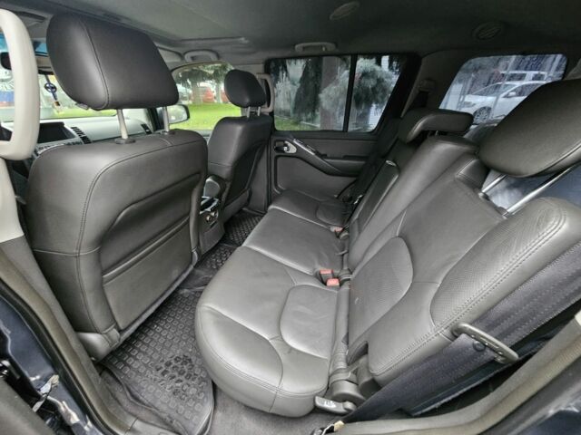 Серый Ниссан Патфайндер, объемом двигателя 2.5 л и пробегом 227 тыс. км за 8999 $, фото 6 на Automoto.ua