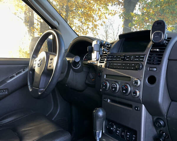 Серый Ниссан Патфайндер, объемом двигателя 2.5 л и пробегом 309 тыс. км за 6999 $, фото 6 на Automoto.ua