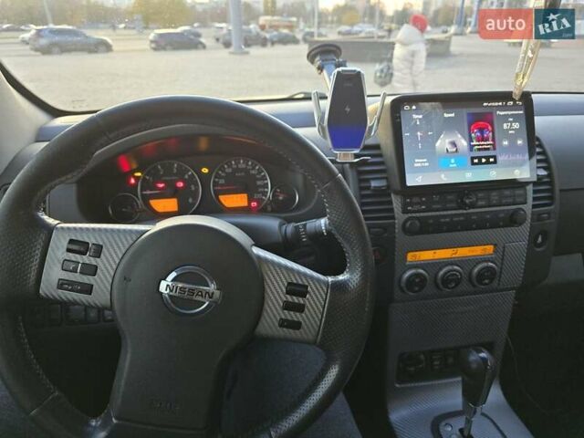 Серый Ниссан Патфайндер, объемом двигателя 2.49 л и пробегом 367 тыс. км за 12000 $, фото 6 на Automoto.ua