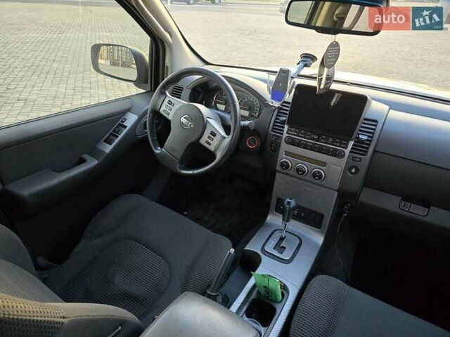 Серый Ниссан Патфайндер, объемом двигателя 2.49 л и пробегом 367 тыс. км за 12000 $, фото 2 на Automoto.ua