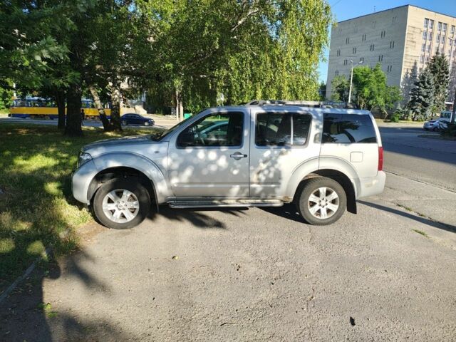 Серый Ниссан Патфайндер, объемом двигателя 2.5 л и пробегом 370 тыс. км за 4500 $, фото 2 на Automoto.ua