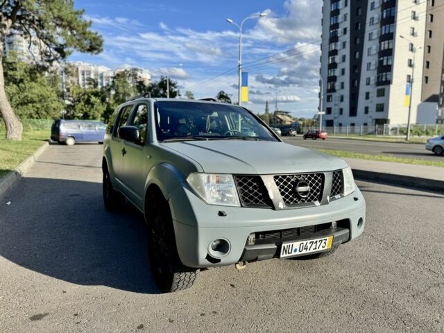 Сірий Ніссан Патфайндер, об'ємом двигуна 2.5 л та пробігом 350 тис. км за 7350 $, фото 1 на Automoto.ua