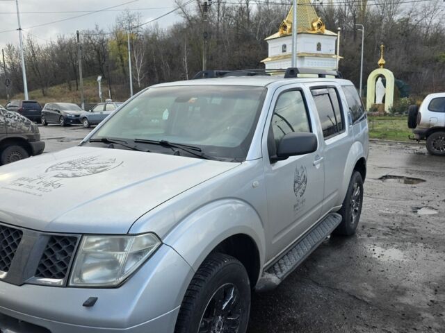 Серый Ниссан Патфайндер, объемом двигателя 2.5 л и пробегом 300 тыс. км за 6388 $, фото 1 на Automoto.ua