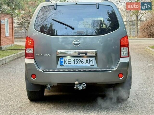 Сірий Ніссан Патфайндер, об'ємом двигуна 4 л та пробігом 245 тис. км за 8250 $, фото 9 на Automoto.ua