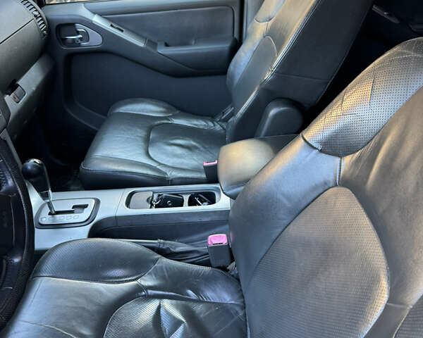 Сірий Ніссан Патфайндер, об'ємом двигуна 2.5 л та пробігом 341 тис. км за 9000 $, фото 3 на Automoto.ua