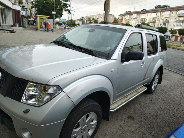 Серый Ниссан Патфайндер, объемом двигателя 2.5 л и пробегом 370 тыс. км за 4500 $, фото 1 на Automoto.ua