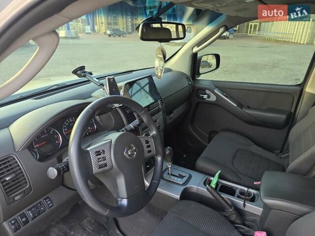 Серый Ниссан Патфайндер, объемом двигателя 2.49 л и пробегом 367 тыс. км за 12000 $, фото 8 на Automoto.ua