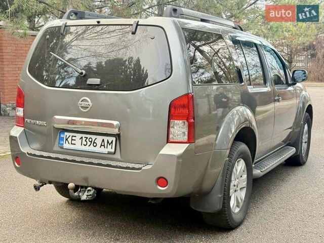 Сірий Ніссан Патфайндер, об'ємом двигуна 4 л та пробігом 245 тис. км за 8250 $, фото 7 на Automoto.ua