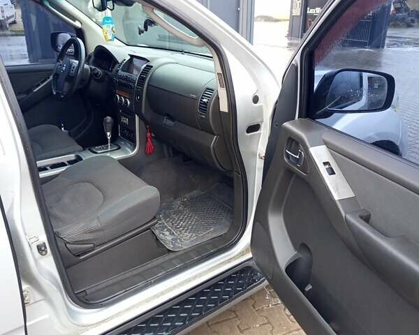 Сірий Ніссан Патфайндер, об'ємом двигуна 2.5 л та пробігом 255 тис. км за 10000 $, фото 6 на Automoto.ua