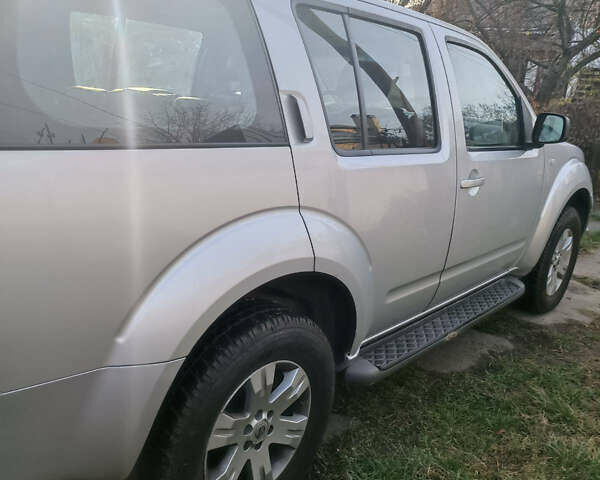 Сірий Ніссан Патфайндер, об'ємом двигуна 2.5 л та пробігом 83 тис. км за 13100 $, фото 2 на Automoto.ua