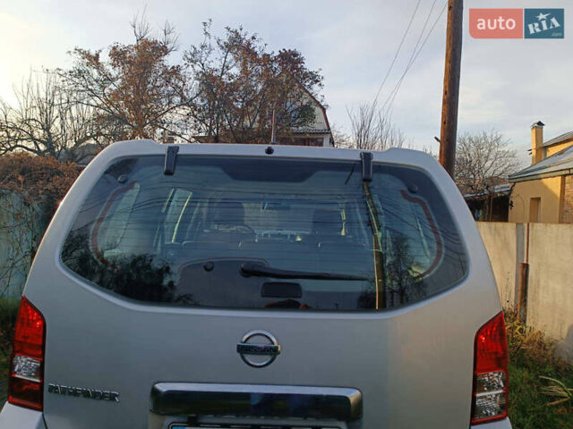 Сірий Ніссан Патфайндер, об'ємом двигуна 2.5 л та пробігом 83 тис. км за 13100 $, фото 4 на Automoto.ua