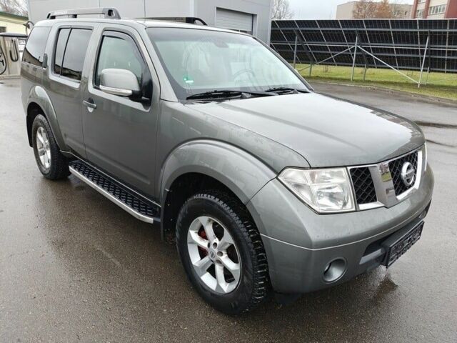 Серый Ниссан Патфайндер, объемом двигателя 2.5 л и пробегом 250 тыс. км за 3750 $, фото 1 на Automoto.ua