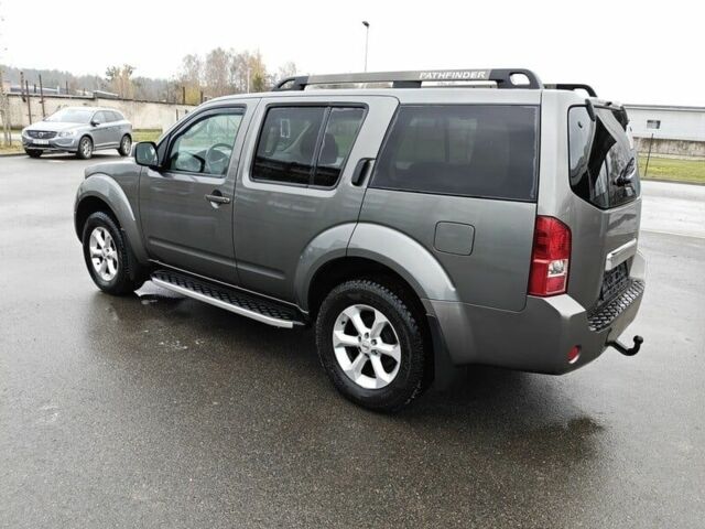 Серый Ниссан Патфайндер, объемом двигателя 2.5 л и пробегом 250 тыс. км за 3750 $, фото 6 на Automoto.ua