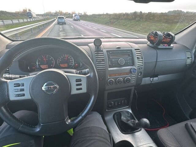 Серый Ниссан Патфайндер, объемом двигателя 2.5 л и пробегом 261 тыс. км за 6400 $, фото 2 на Automoto.ua