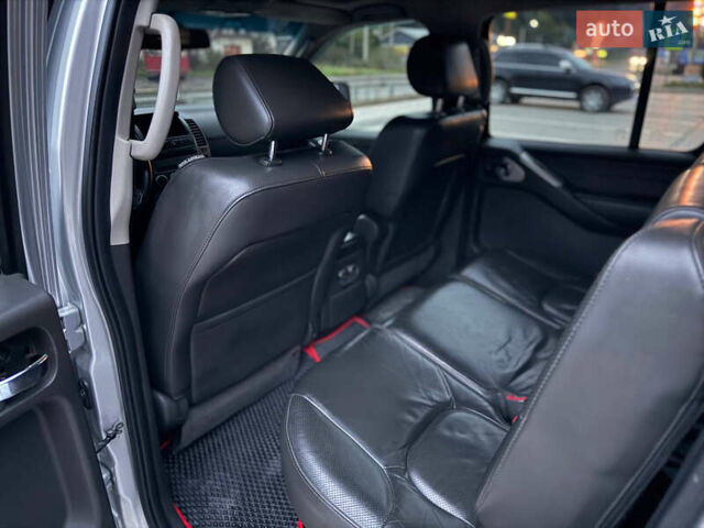 Сірий Ніссан Патфайндер, об'ємом двигуна 2.5 л та пробігом 244 тис. км за 10500 $, фото 9 на Automoto.ua