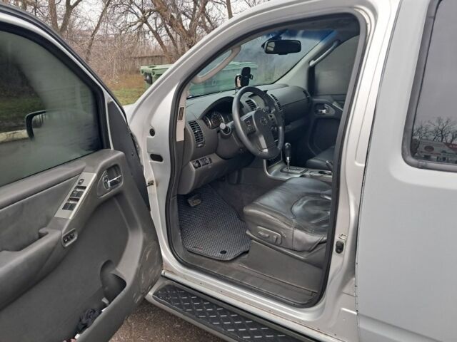 Серый Ниссан Патфайндер, объемом двигателя 4 л и пробегом 278 тыс. км за 5500 $, фото 3 на Automoto.ua