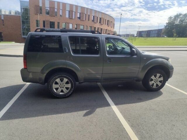 Серый Ниссан Патфайндер, объемом двигателя 2.5 л и пробегом 255 тыс. км за 3493 $, фото 4 на Automoto.ua