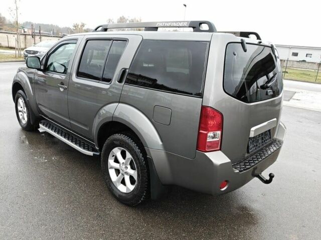 Серый Ниссан Патфайндер, объемом двигателя 2.5 л и пробегом 250 тыс. км за 3750 $, фото 3 на Automoto.ua